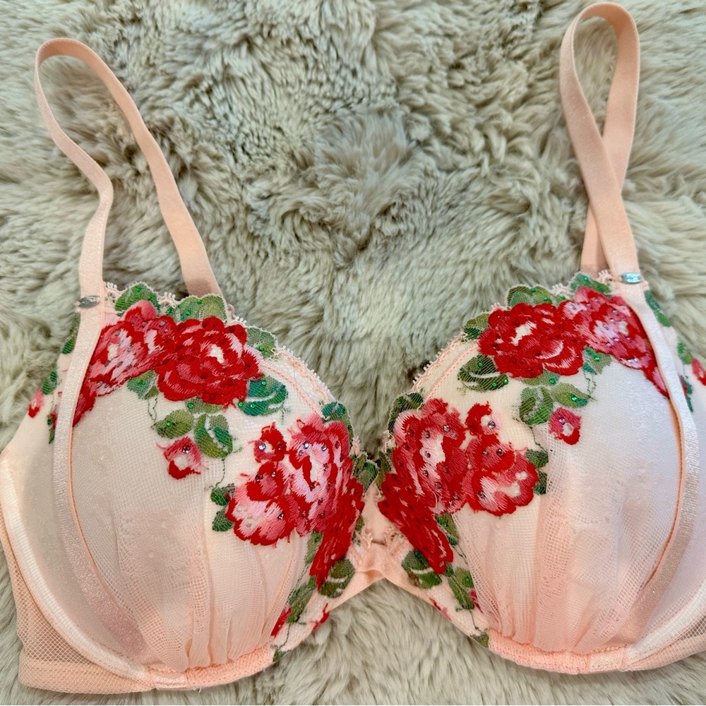 NWOT Victoria’s Secret Bra & Garter set w/ attached Thong Panty
Bra 36D
Garter L - Picture 2 of 4